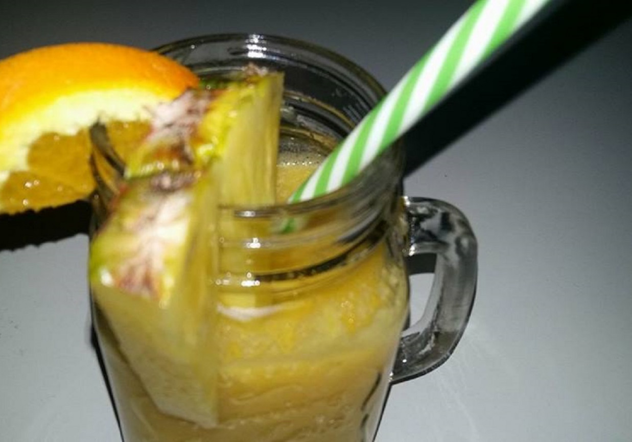 Orzeźwiający koktajl ananasowo-pomarańczowy foto