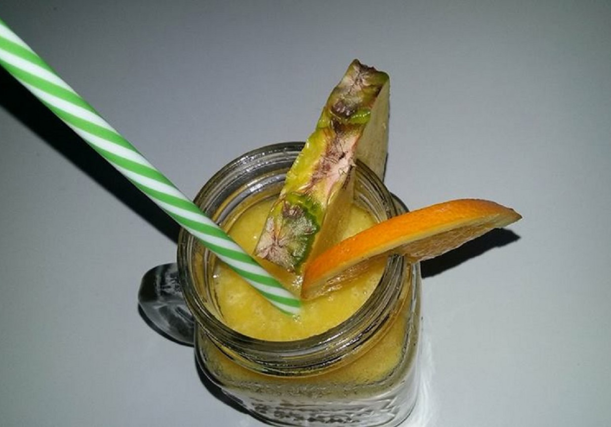 Orzeźwiający koktajl ananasowo-pomarańczowy foto