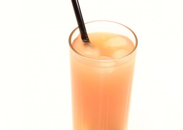 Fotografia przedstawiająca Orzeźwiający napój grejpfrutowy