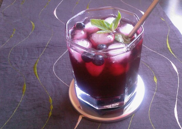 Fotografia przedstawiająca Orzeźwiający napój jagodowy