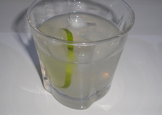 Fotografia przedstawiająca Orzeźwiający napój limonkowy