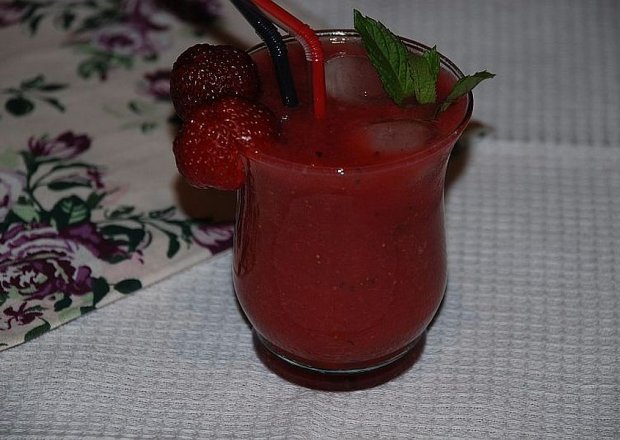 Fotografia przedstawiająca Orzeźwiający napój owocowy