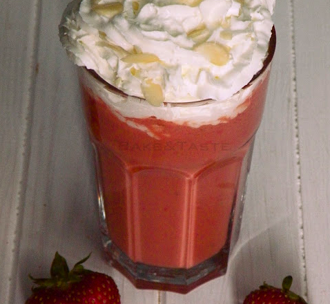 Fotografia przedstawiająca Orzeźwiający napój truskawkowy z kofeiną