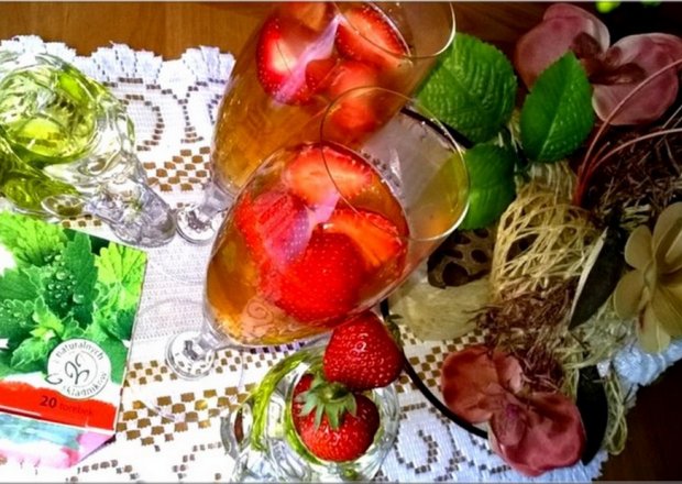 Fotografia przedstawiająca Orzeźwiający napój z melisą i truskawkami