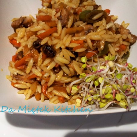 Krok 5 - orzo z olejem sezamowym i włoszczyzną foto