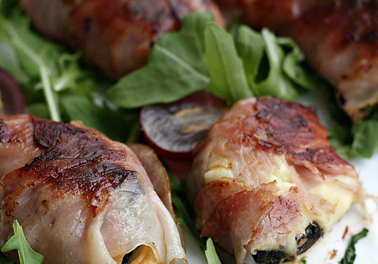 Oscypki nadziewane suszonymi śliwkami otulone szynką parmeńską foto