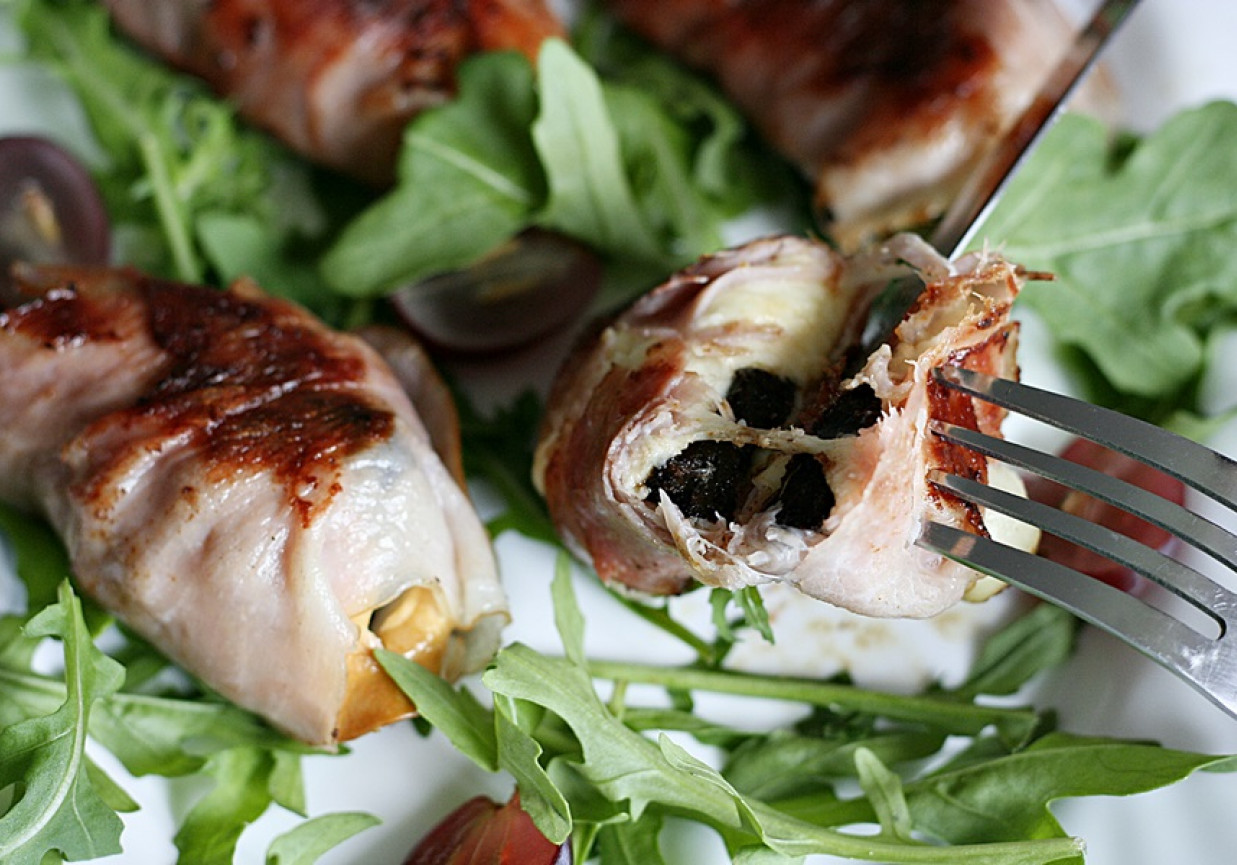 Oscypki nadziewane suszonymi śliwkami otulone szynką parmeńską foto