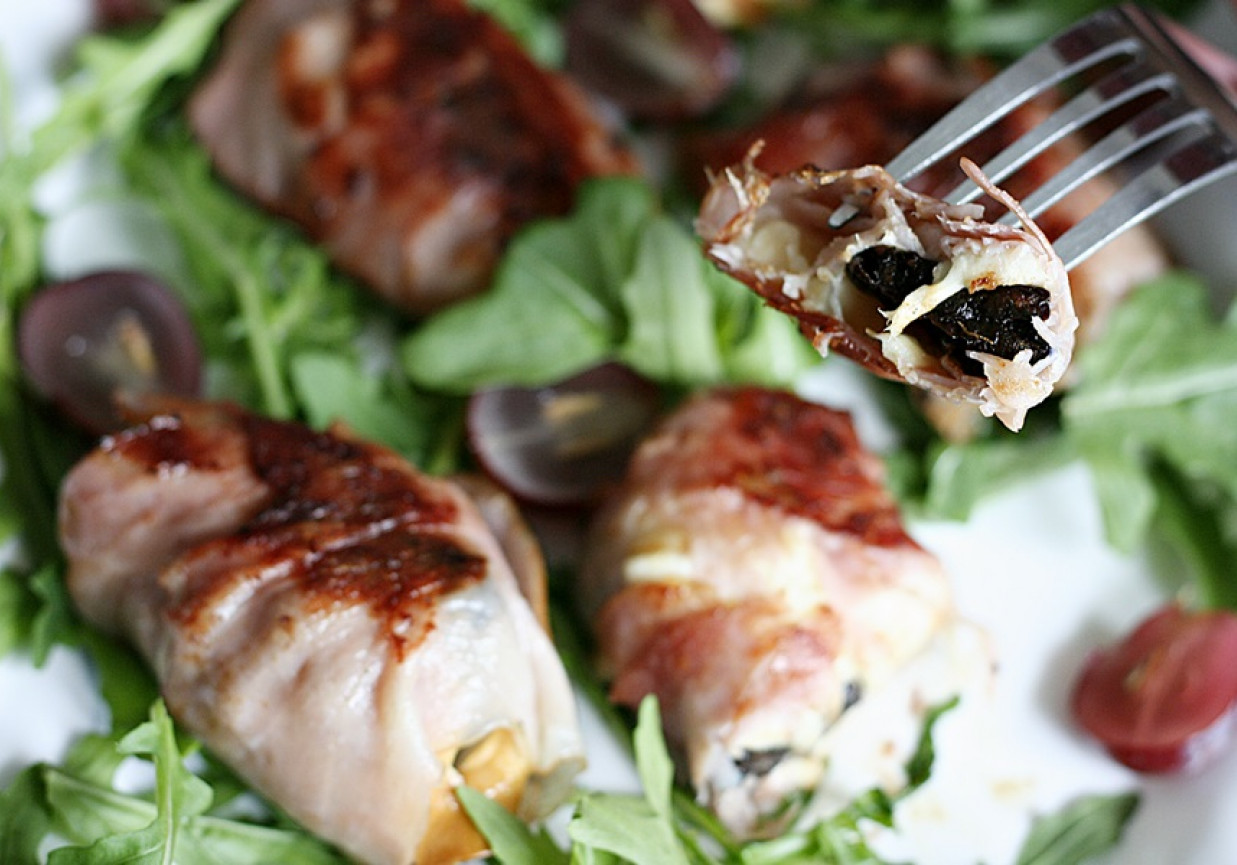 Oscypki nadziewane suszonymi śliwkami otulone szynką parmeńską foto