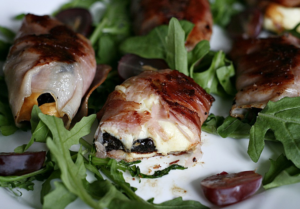 Oscypki nadziewane suszonymi śliwkami otulone szynką parmeńską foto