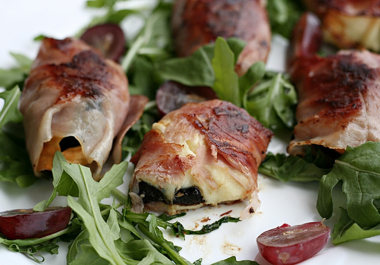 Oscypki nadziewane suszonymi śliwkami otulone szynką parmeńską foto