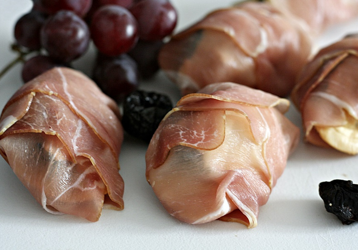 Oscypki nadziewane suszonymi śliwkami otulone szynką parmeńską foto