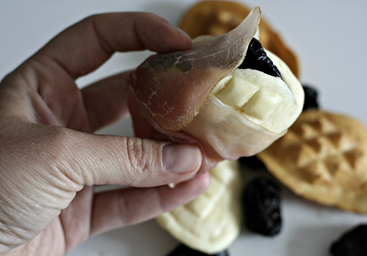 Oscypki nadziewane suszonymi śliwkami otulone szynką parmeńską foto