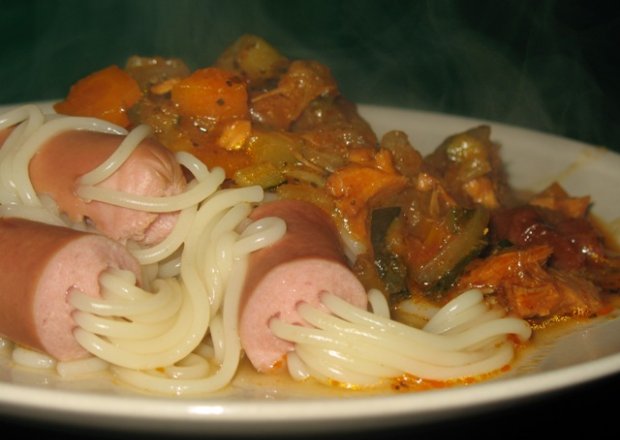 Fotografia przedstawiająca Ośmiorniczki spaghetti z sosem warzywnym
