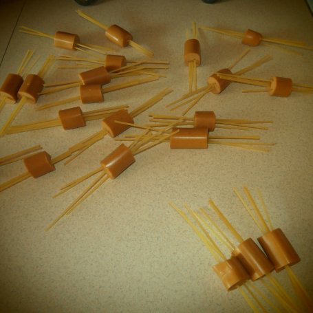 Krok 1 - "Ośmiorniczki" z makaronu spaghetti i z parówek. foto