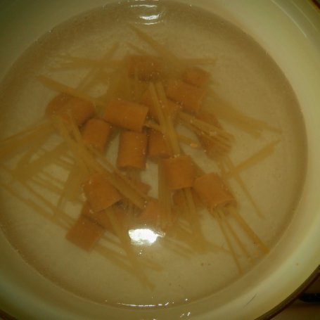 Krok 2 - "Ośmiorniczki" z makaronu spaghetti i z parówek. foto