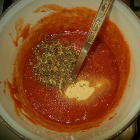 Krok 3 - "Ośmiorniczki" z makaronu spaghetti i z parówek. foto