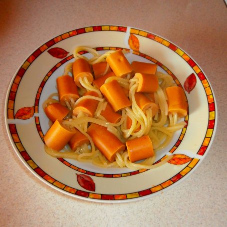 Krok 4 - "Ośmiorniczki" z makaronu spaghetti i z parówek. foto