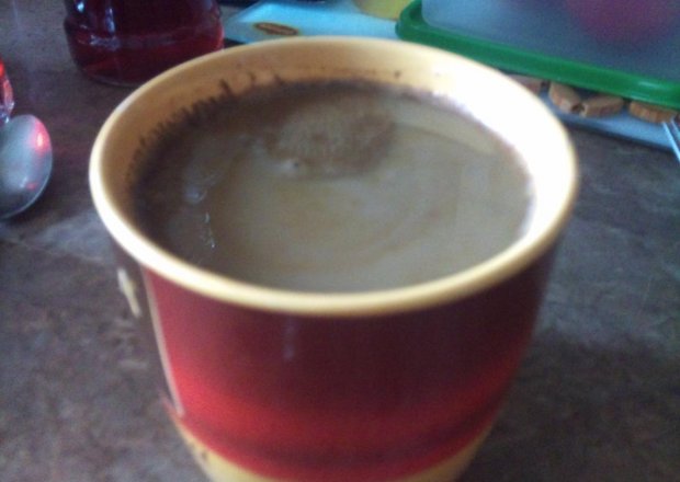 Fotografia przedstawiająca ostra kawa z mlekiem