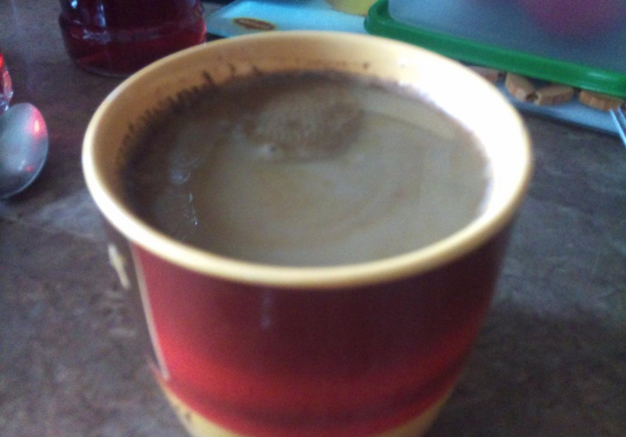 ostra kawa z mlekiem foto