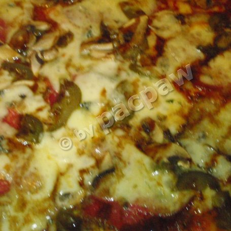 Krok 8 - Ostra pizza 3-serowa z salami i kremem balsamicznym foto