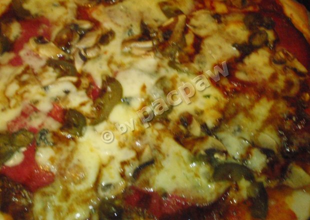 Fotografia przedstawiająca Ostra pizza 3-serowa z salami i kremem balsamicznym