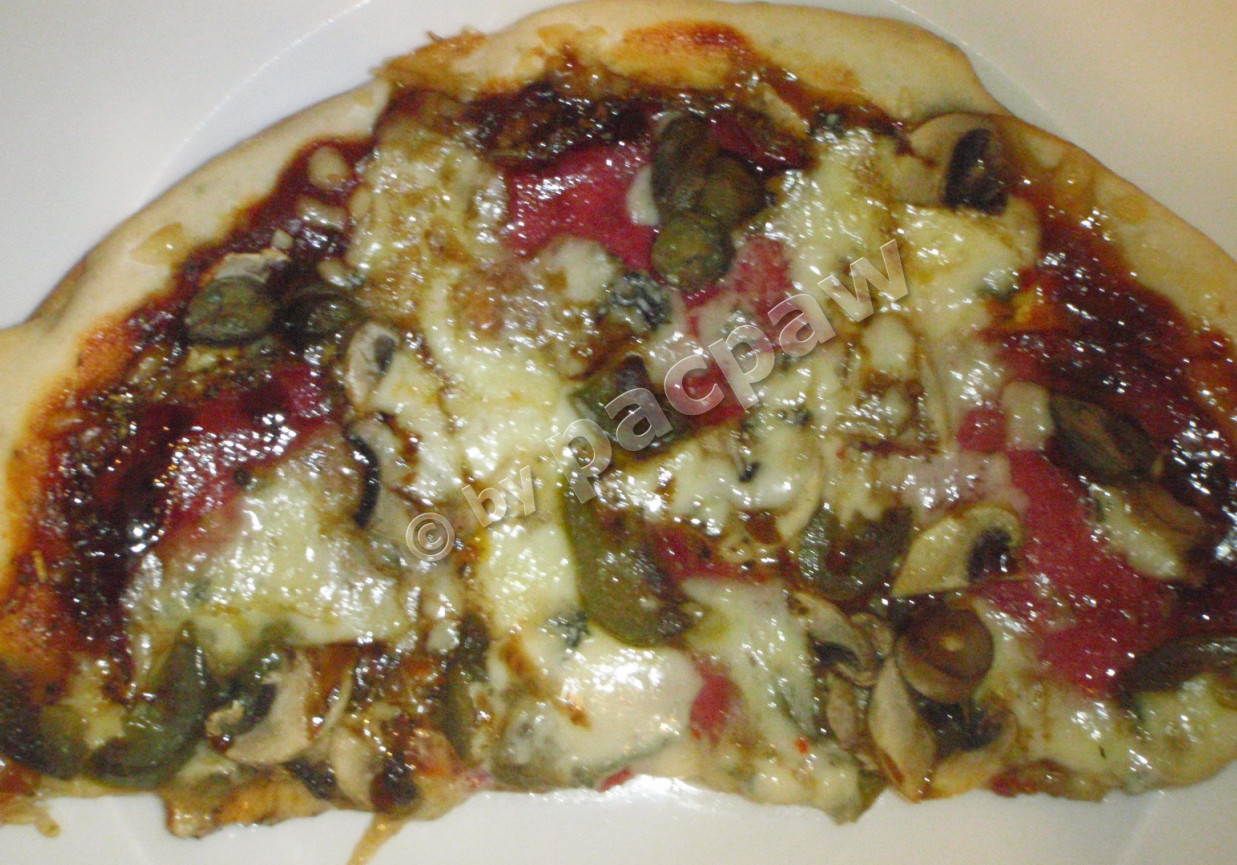 Ostra pizza 3-serowa z salami i kremem balsamicznym foto
