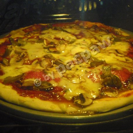 Krok 7 - Ostra pizza 3-serowa z salami i kremem balsamicznym foto