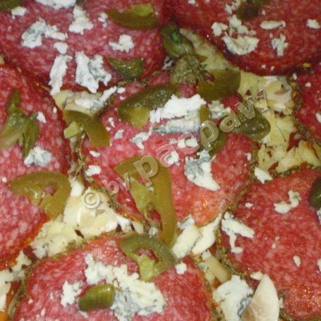 Krok 5 - Ostra pizza 3-serowa z salami i kremem balsamicznym foto