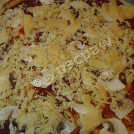 Krok 4 - Ostra pizza 3-serowa z salami i kremem balsamicznym foto