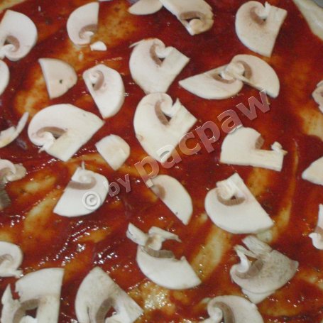 Krok 3 - Ostra pizza 3-serowa z salami i kremem balsamicznym foto
