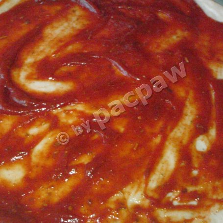 Krok 2 - Ostra pizza 3-serowa z salami i kremem balsamicznym foto