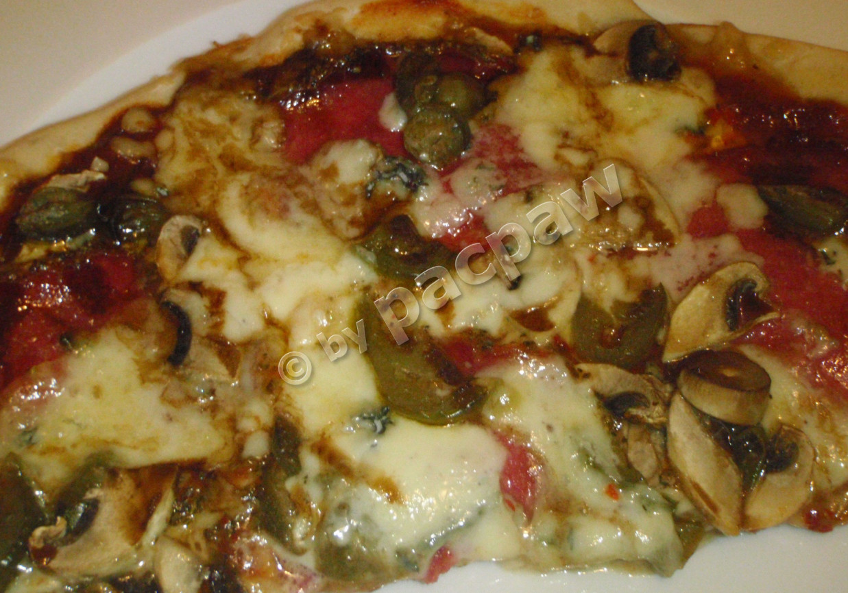 Ostra pizza 3-serowa z salami i kremem balsamicznym foto