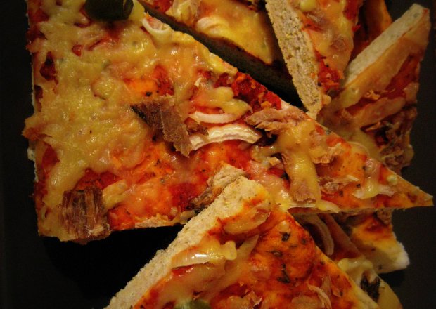 Fotografia przedstawiająca Ostra pizza z jalapenos