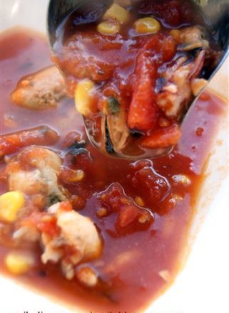 Fotografia przedstawiająca Ostra pomidorowa zupa z owocami morza