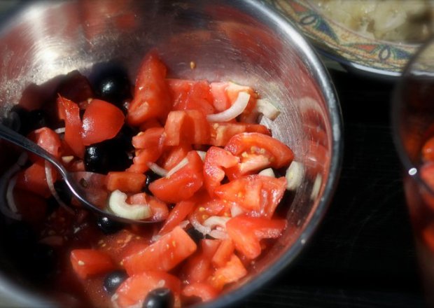 Fotografia przedstawiająca Ostra sałatka na grilla z pomidorów oliwek i cebuli