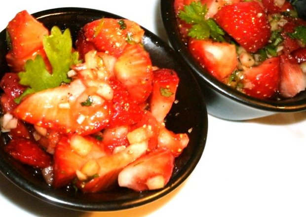 Fotografia przedstawiająca ostra salsa truskawkowa