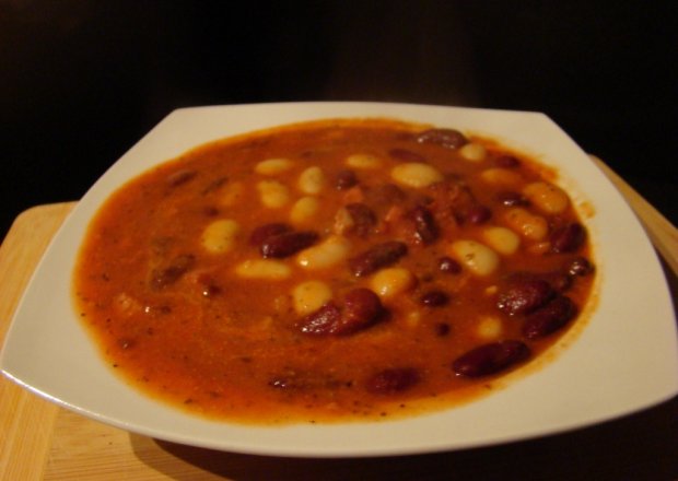 Fotografia przedstawiająca Ostra zupa fasolowa