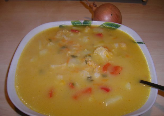 Fotografia przedstawiająca Ostra zupa \"na winie\", czyli co się nawinie, to do garnka