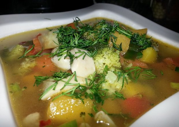 Fotografia przedstawiająca Ostra zupa warzywna z rzepą i kurczakiem.