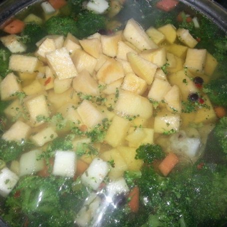 Krok 3 - Ostra zupa warzywna z rzepą i kurczakiem. foto