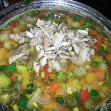 Krok 5 - Ostra zupa warzywna z rzepą i kurczakiem. foto