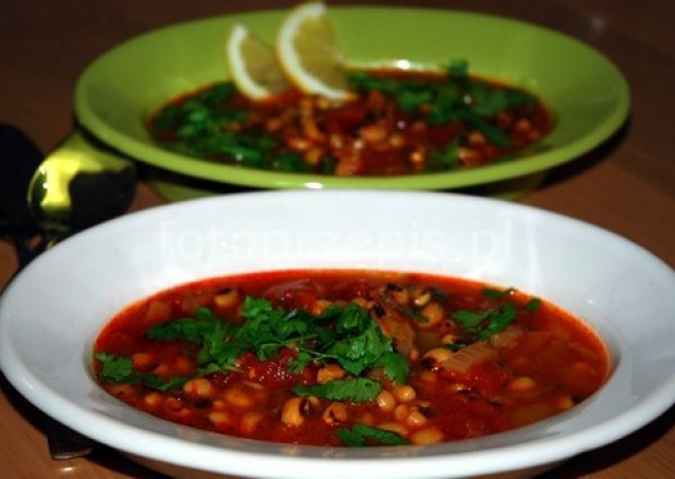 Fotografia przedstawiająca Ostra zupa z fasolą i kolendrą