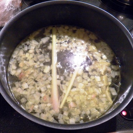Krok 2 - Ostra zupa z krewetkami i makaronem foto