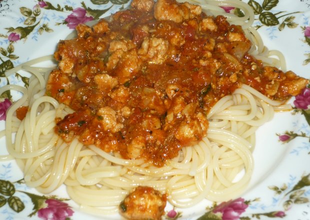 Fotografia przedstawiająca Ostre spaghetti z natką pietruszki