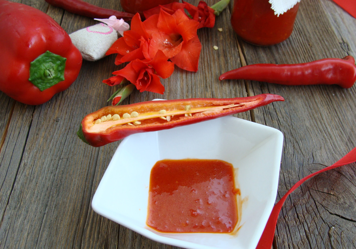 Ostry domowy ketchup z papryki i chili foto