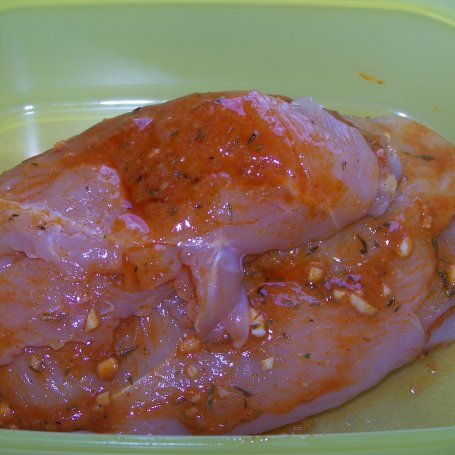 Krok 3 - Ostry kurczak, czyli pierś z grilla mocno doprawiona :)  foto