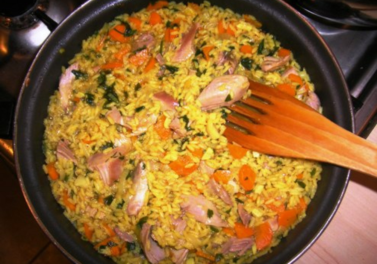 Ostry ryż curry z indykiem foto
