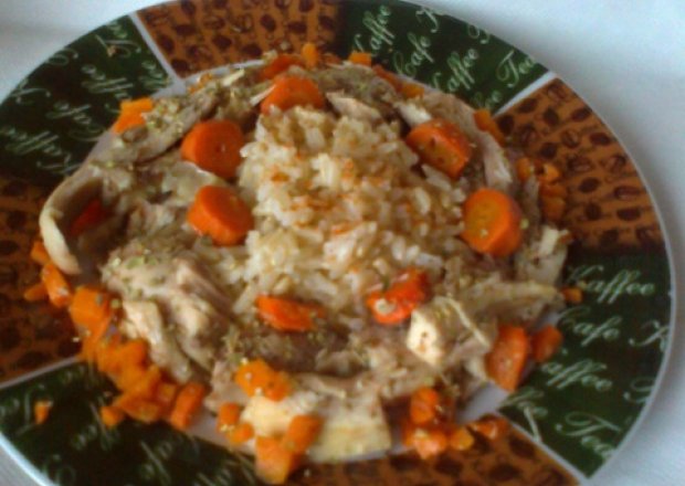 Fotografia przedstawiająca Ostry ryż z królikiem i marchewką
