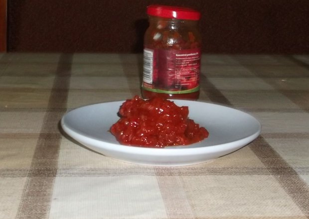 Fotografia przedstawiająca ostry sos paprykowy