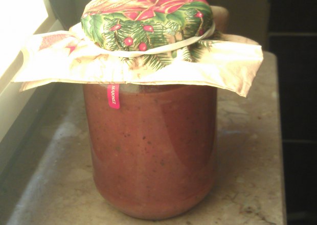 Fotografia przedstawiająca ostry sos pomidorowy na zimę